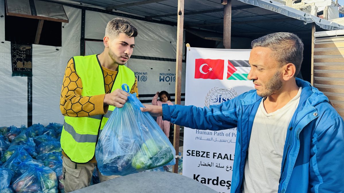 ISS Derneği sebze dağıtımı