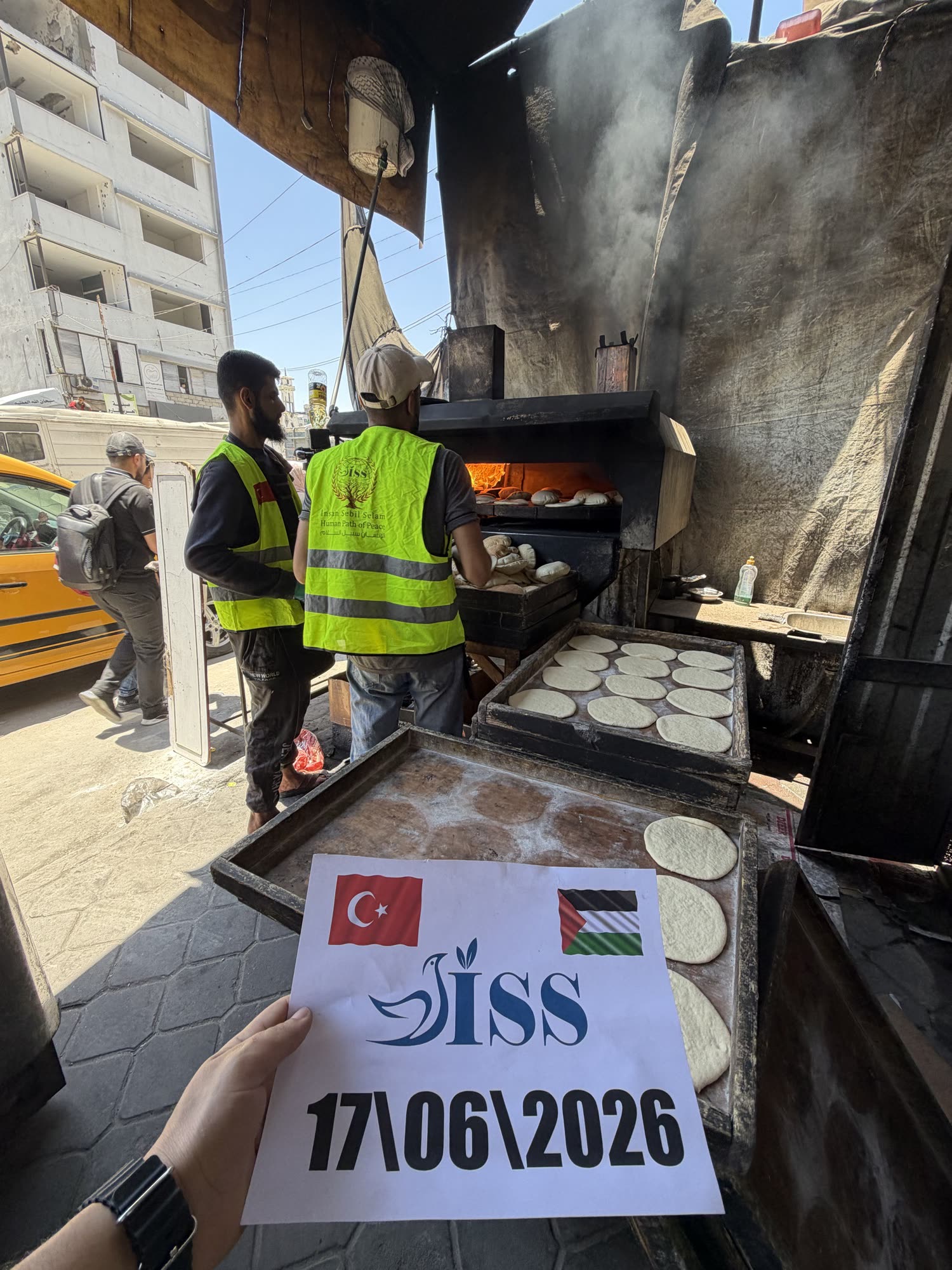 İSS gönüllüleri Gazze'de ekmek hazırlıyor