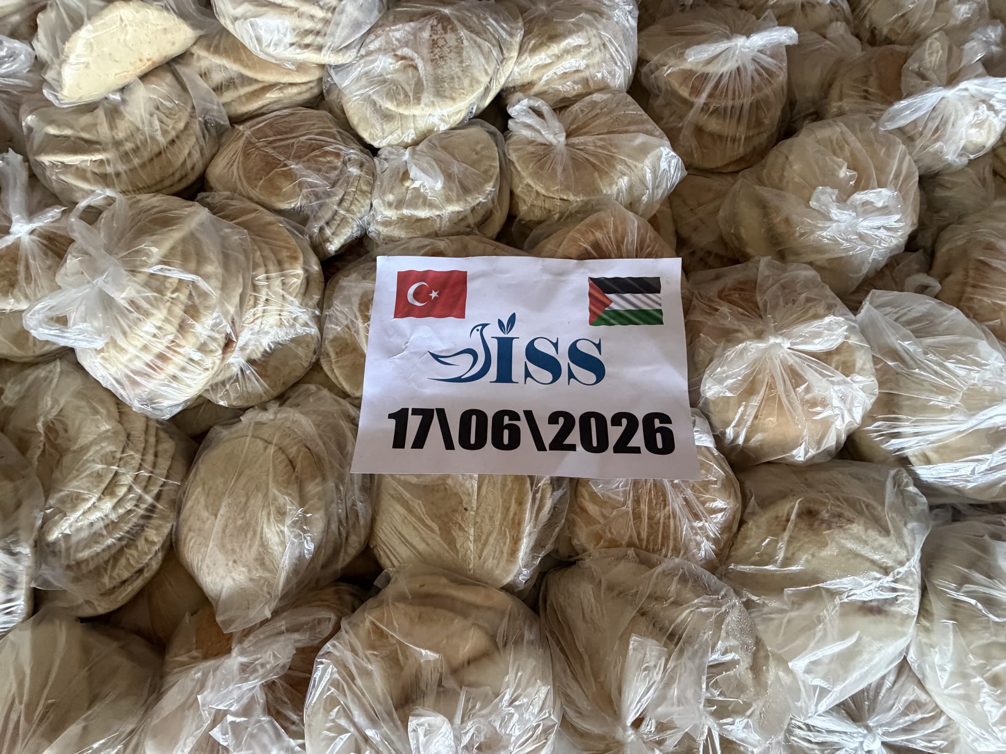 İSS gönüllüleri ekmek hazırlıyor