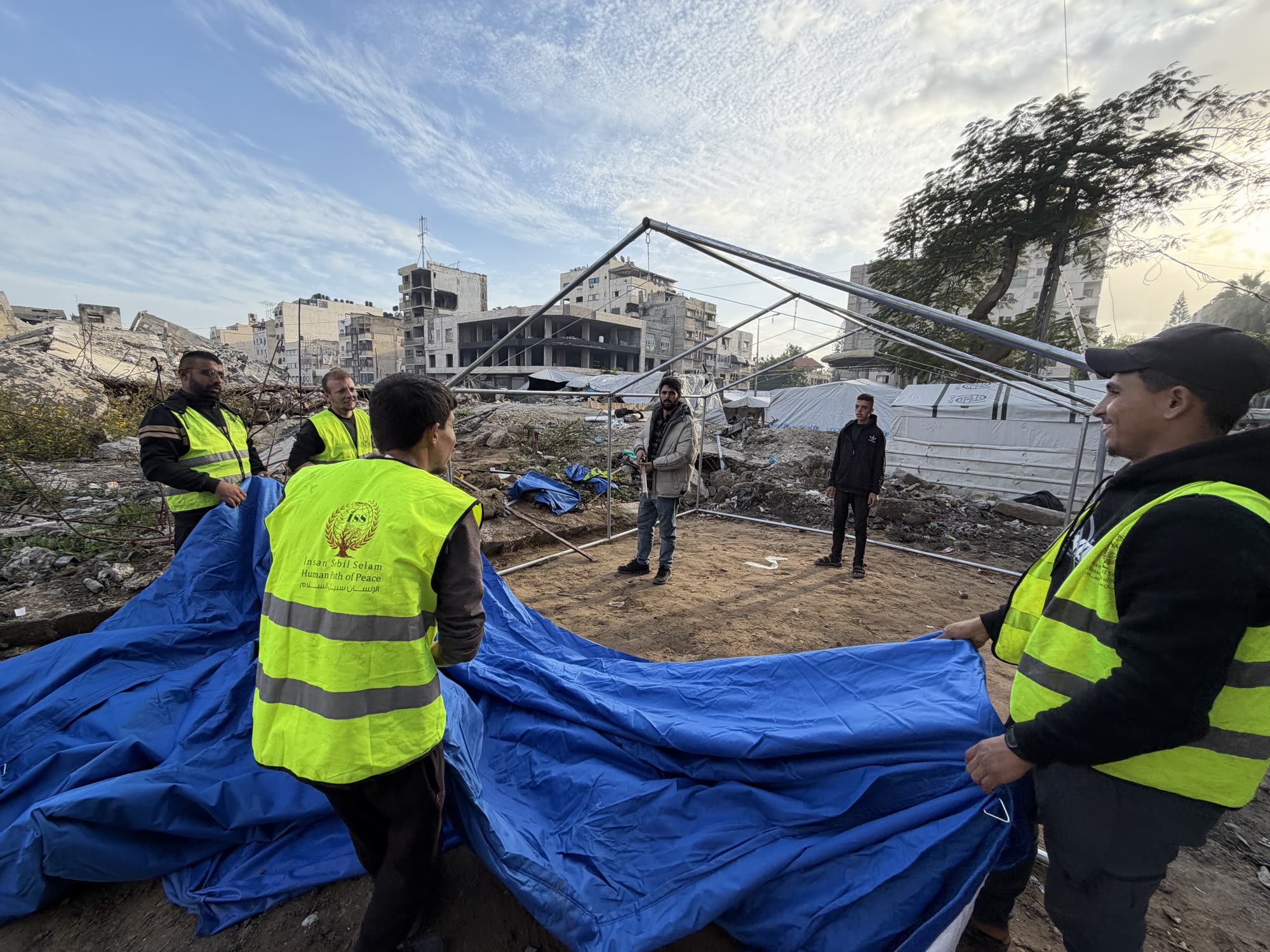 İSS saha ekibi Gazze'de çadır kuruyor
